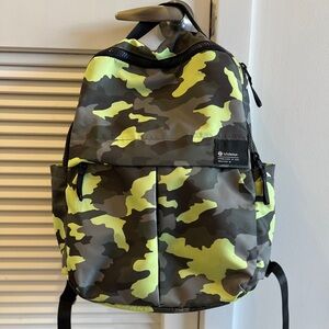 Lululemon Everyday Backpack 2.0 23L — Heritage 365 Camo / Neo Mint